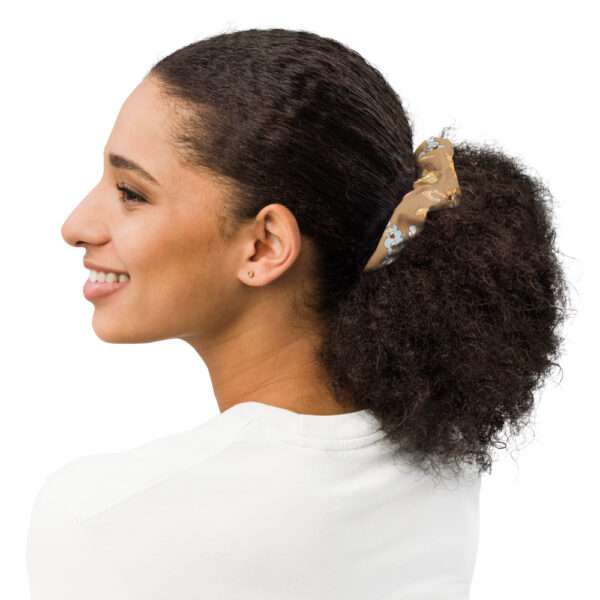 Recycelter Scrunchie mit Blumen- und Regenbogenmotiv – nachhaltig produziert von AbbyHooves2
