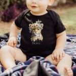 Bio-Babystrampler mit Motiv Brave (Leopard mit Blumen), nachhaltig aus zertifizierter Bio-Baumwolle