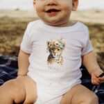 Bio-Babystrampler mit Motiv Brave (Leopard mit Blumen), nachhaltig aus zertifizierter Bio-Baumwolle