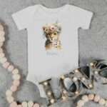 Bio-Babystrampler mit Motiv Brave (Leopard mit Blumen), nachhaltig aus zertifizierter Bio-Baumwolle