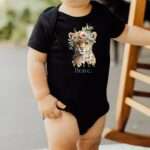 Bio-Babystrampler mit Motiv Brave (Leopard mit Blumen), nachhaltig aus zertifizierter Bio-Baumwolle