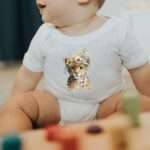 Bio-Babystrampler mit Motiv Brave (Leopard mit Blumen), nachhaltig aus zertifizierter Bio-Baumwolle