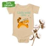 Illustration eines Tigerbabys mit floraler Krone und Schriftzug „Little Wild One“ auf Bio-Strampler4