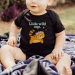 Illustration eines Tigerbabys mit floraler Krone und Schriftzug „Little Wild One“ auf Bio-Strampler3
