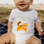 Illustration eines Tigerbabys mit floraler Krone und Schriftzug „Little Wild One“ auf Bio-Strampler2