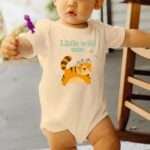 Illustration eines Tigerbabys mit floraler Krone und Schriftzug „Little Wild One“ auf Bio-Strampler7