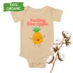 Babybody mit tanzender Ananas und Spruch „Feeling fine-apple“ – Bio-Baumwolle, nachhaltig und hautfreundlich3