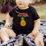 Babybody mit tanzender Ananas und Spruch „Feeling fine-apple“ – Bio-Baumwolle, nachhaltig und hautfreundlich2