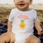 Babybody mit tanzender Ananas und Spruch „Feeling fine-apple“ – Bio-Baumwolle, nachhaltig und hautfreundlich1