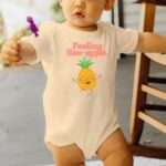 Babybody mit tanzender Ananas und Spruch „Feeling fine-apple“ – Bio-Baumwolle, nachhaltig und hautfreundlich6