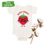 Babybody mit lustiger Erdbeere und schwarzer Brille – Motiv „Berry Smart“, Bio-Baumwolle5