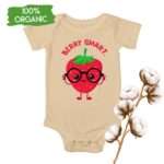 Babybody mit lustiger Erdbeere und schwarzer Brille – Motiv „Berry Smart“, Bio-Baumwolle4