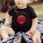 Babybody mit lustiger Erdbeere und schwarzer Brille – Motiv „Berry Smart“, Bio-Baumwolle3