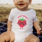 Babybody mit lustiger Erdbeere und schwarzer Brille – Motiv „Berry Smart“, Bio-Baumwolle2