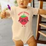 Babybody mit lustiger Erdbeere und schwarzer Brille – Motiv „Berry Smart“, Bio-Baumwolle7