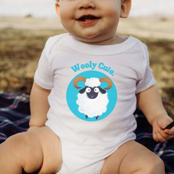 Bio-Babystrampler mit Schaf-Motiv „Wooly Cute“ in Weiß, Natural oder Schwarz – 100 % Baumwolle2