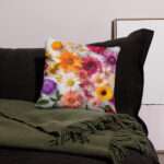 Zierkissen mit kräftigem Blumenmuster in Orange, Pink, Violett, Gelb und Weiß auf hellem Hintergrund4