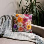 Zierkissen mit kräftigem Blumenmuster in Orange, Pink, Violett, Gelb und Weiß auf hellem Hintergrund7