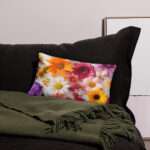 Zierkissen mit kräftigem Blumenmuster in Orange, Pink, Violett, Gelb und Weiß auf hellem Hintergrund1