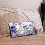 Zierkissen mit kräftigem Blumenmuster in Aquarellstil – Violett, Blau, Lavendel, AbbyHooves Design5