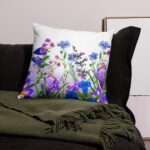 Zierkissen mit kräftigem Blumenmuster in Aquarellstil – Violett, Blau, Lavendel, AbbyHooves Design4