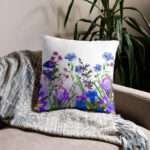 Zierkissen mit kräftigem Blumenmuster in Aquarellstil – Violett, Blau, Lavendel, AbbyHooves Design1