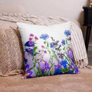 Zierkissen mit kräftigem Blumenmuster in Aquarellstil – Violett, Blau, Lavendel, AbbyHooves Design