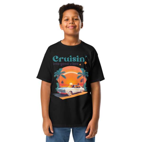 T-Shirt „Cruisin’ into good vibes“ XS–XL – Muscle-Car-Mood trifft Sommer-Feeling für Kinder und Teenies